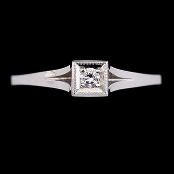 RING, 18 k vitguld, Alton, 1964, med briljantslipad diamant. Total vikt ca 2 gram.