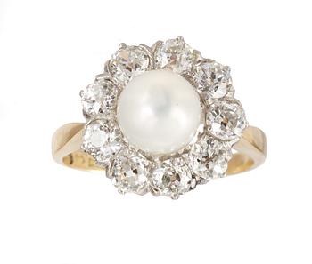 611. RING, set with old cut diamonds, app. tot. 1.40 cts and cultured pearl.