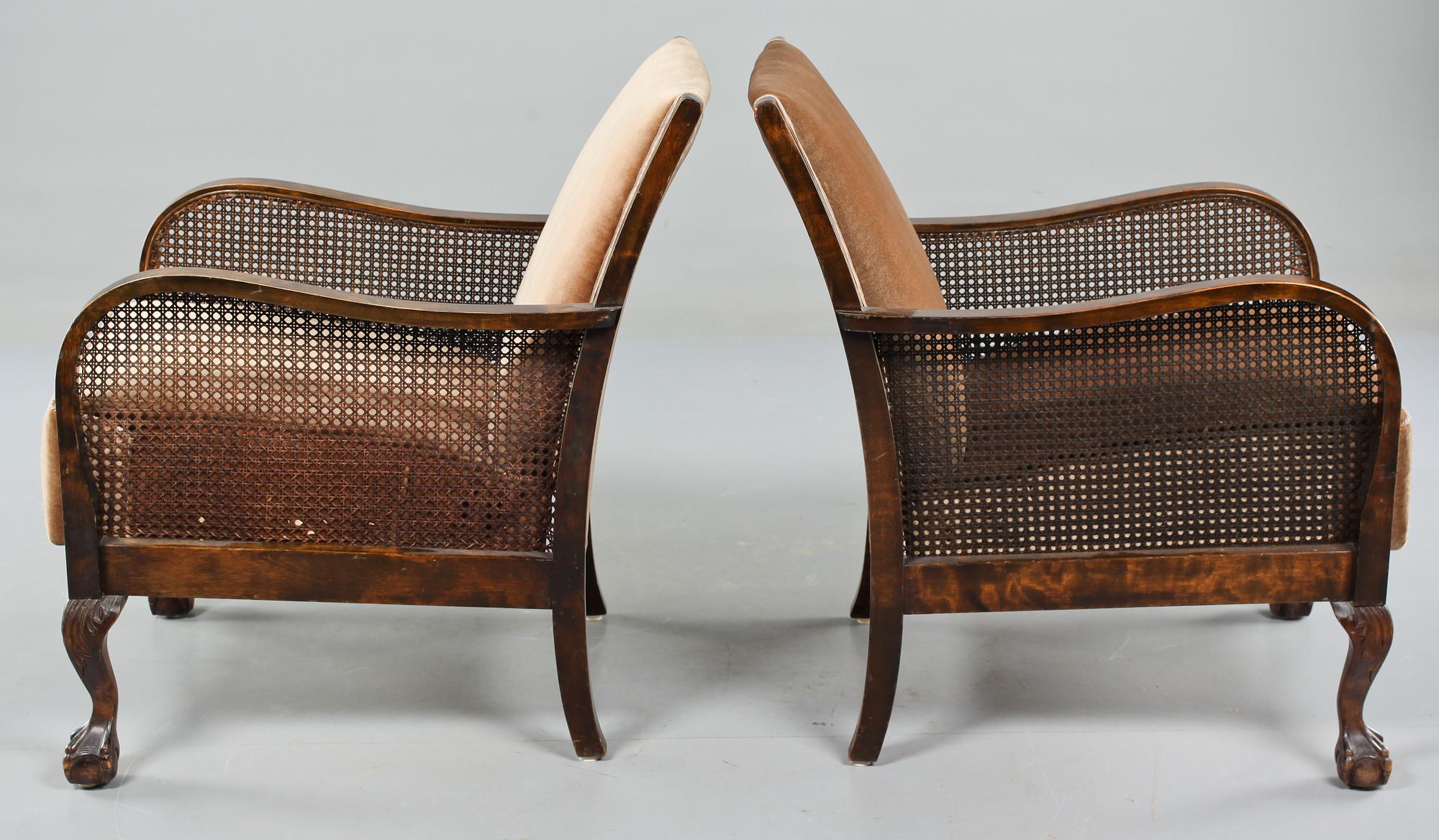 CLUBBFÅTÖLJER, ett par, Chippendalestil, 1900-talets första hälft.