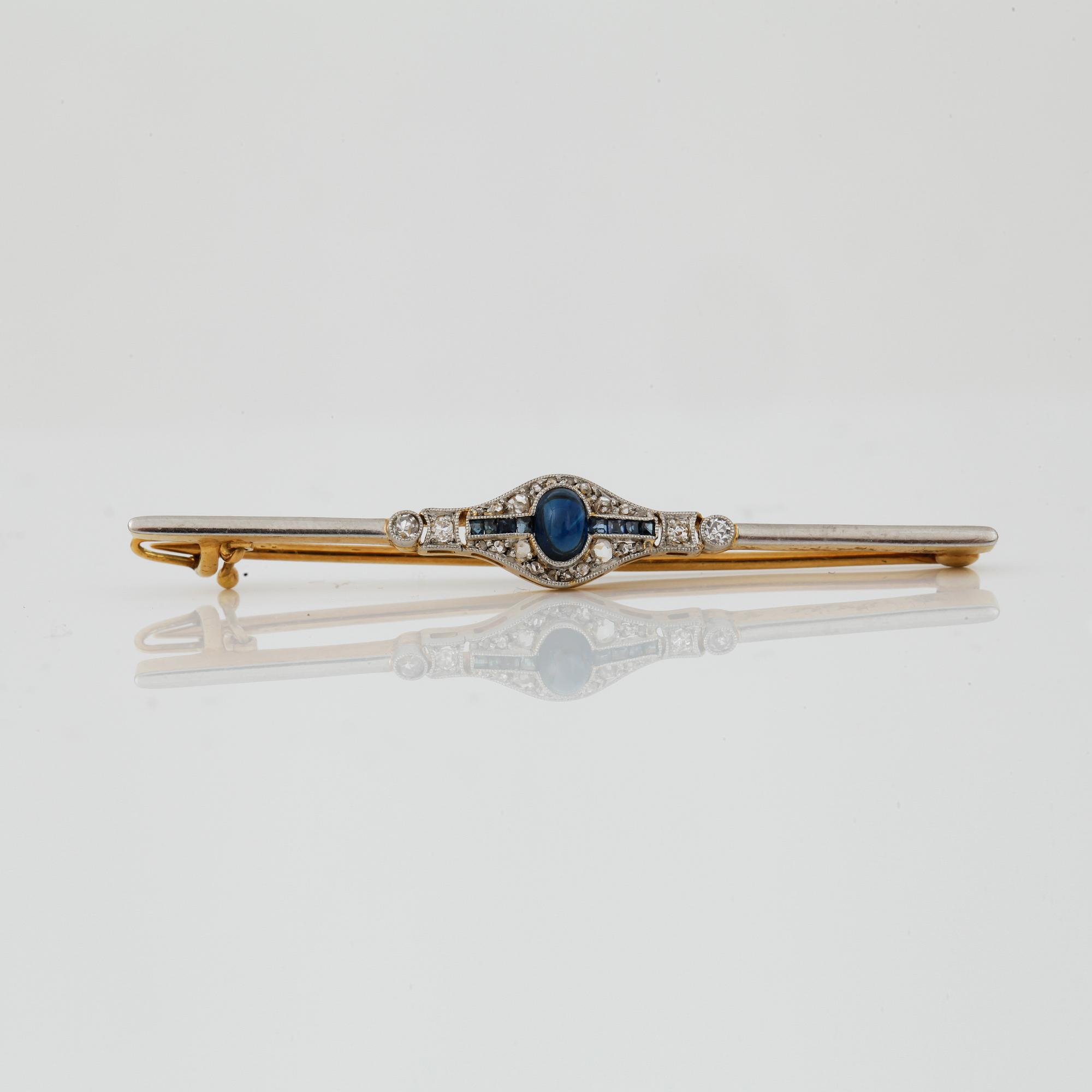 BROSCH, 14 K guld med cabochonslipad safir ca 4,5 x 3 mm och diamanter, art déco. Vikt 3,9 g.