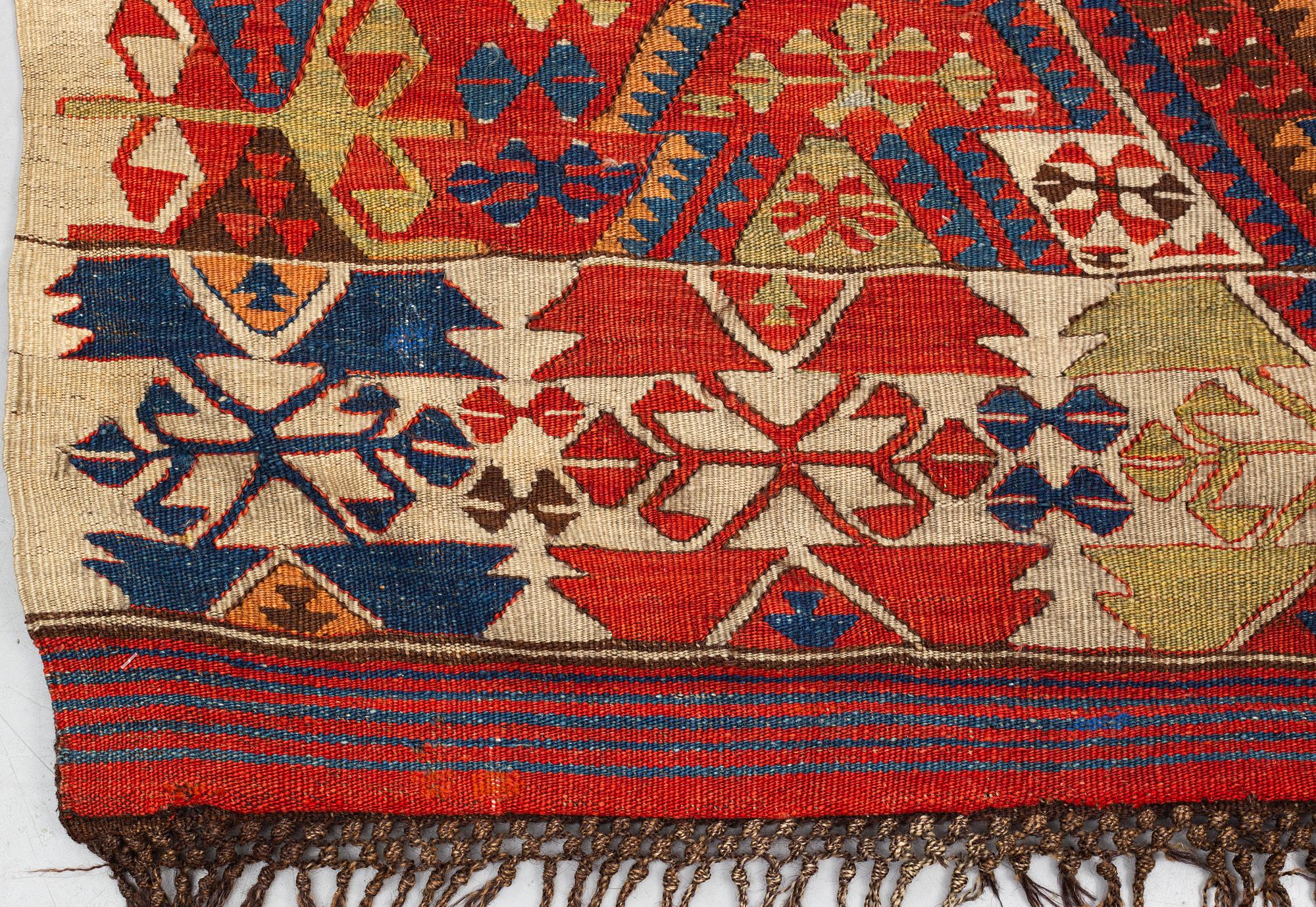 Matta, antik/semiantik Anatolisk kelim, ca 292-301 x 125-135 cm.