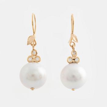 Earrings with cultured freshwater pearls and brilliant-cut diamonds.