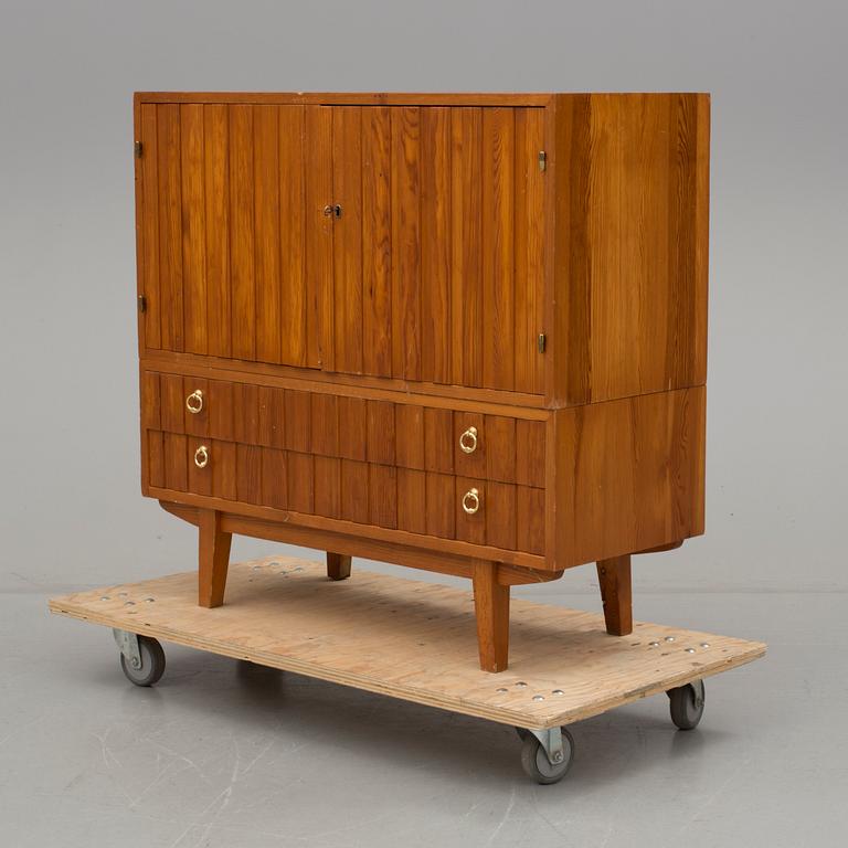 SKÅP / SIDEBOARD, furu, 1900-talets mitt.