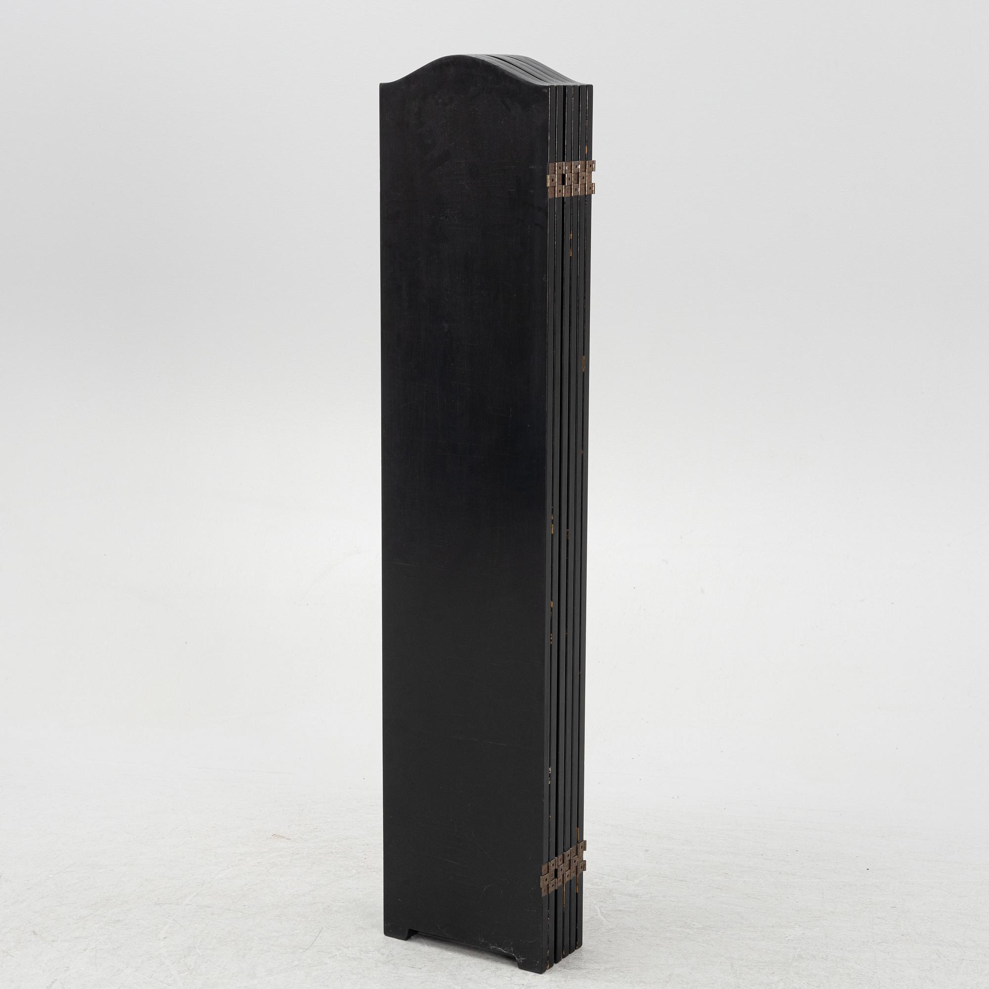 Vikskärm, lackat trä, omkring 1900-talets mitt.