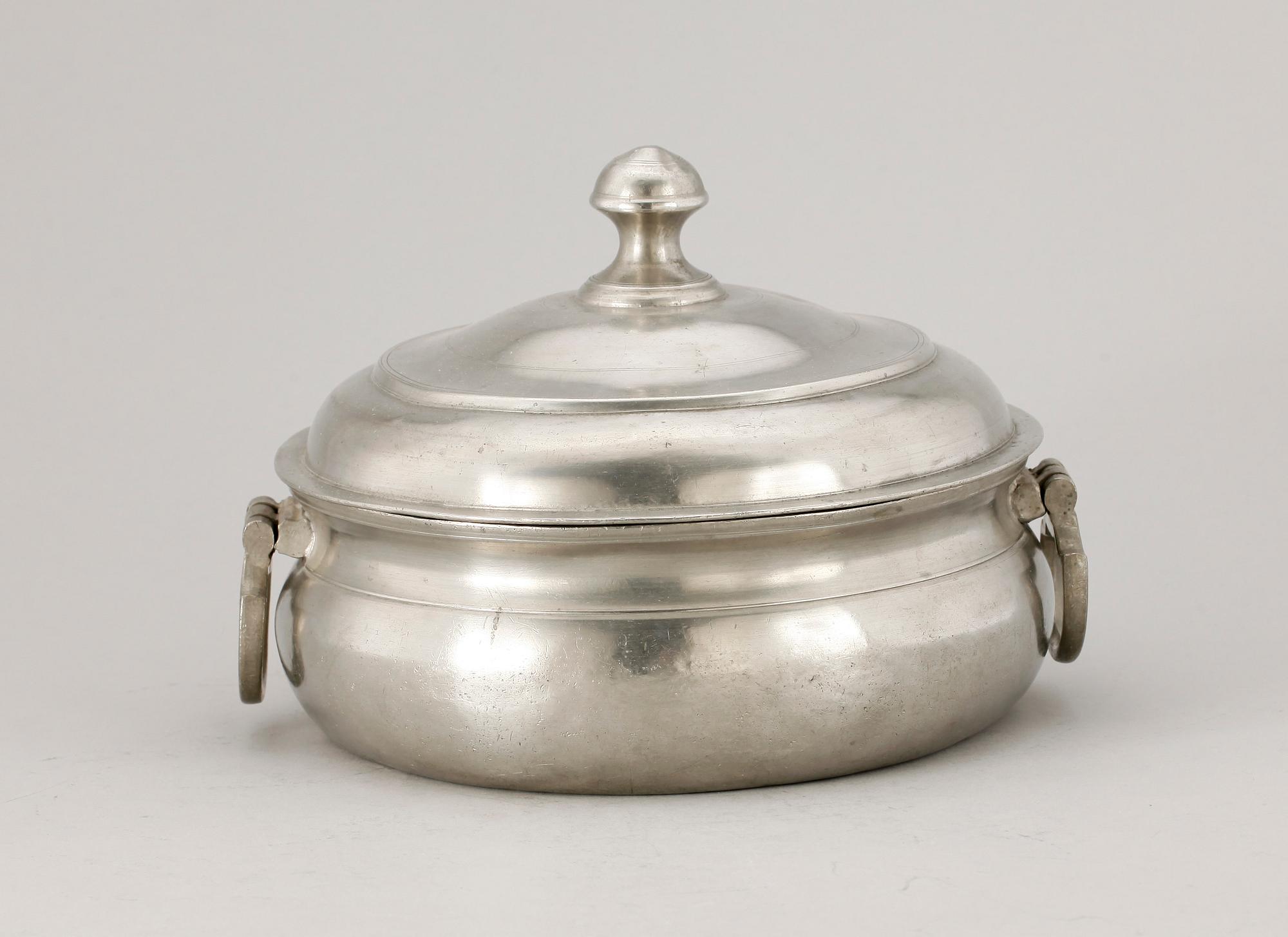 GRÖTSKÅL SAMT 2 BÄGARE, tenn, b.la. Johan Norström, Arboga 1825.