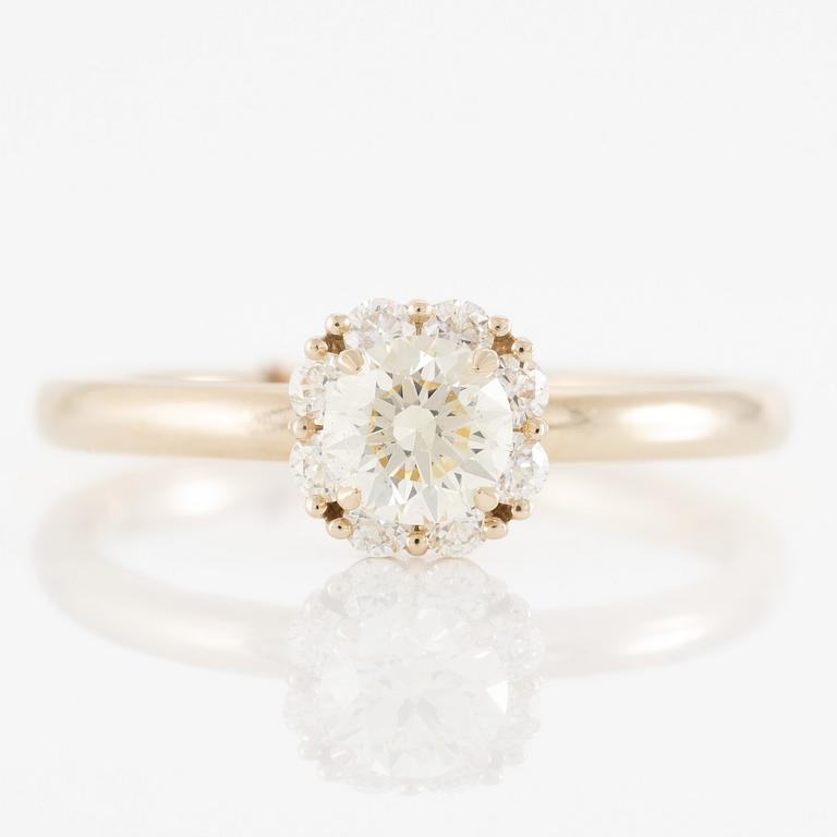 Ring in 18K gold set with brilliant-cut diamonds.