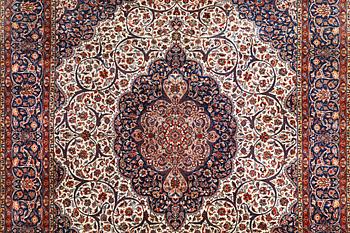 A carpet, Quum, ca 334 x 248 cm.