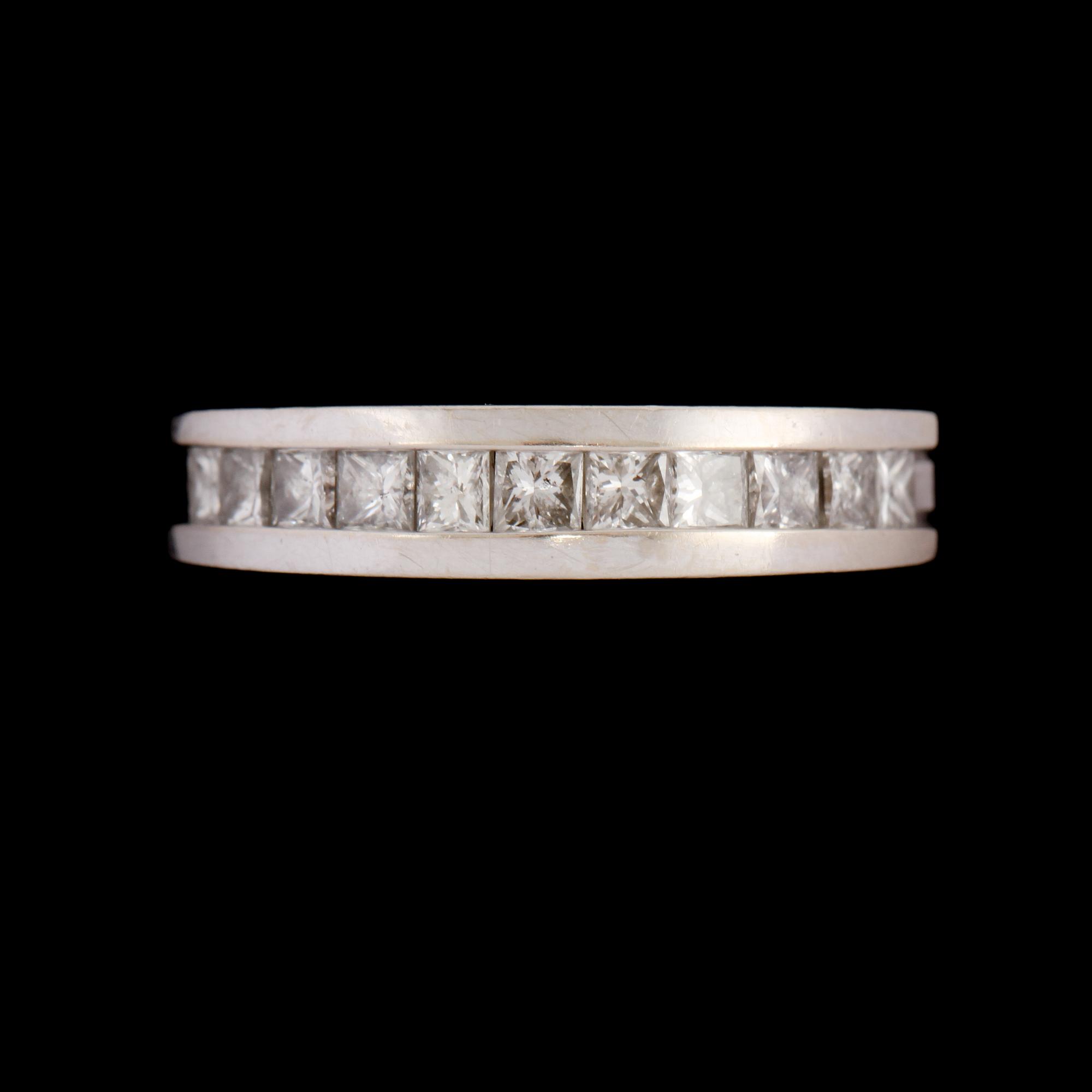 RING, 14k vitguld med prinsesslipade diamanter, totalt 1.00 ct. Vikt 5 g.