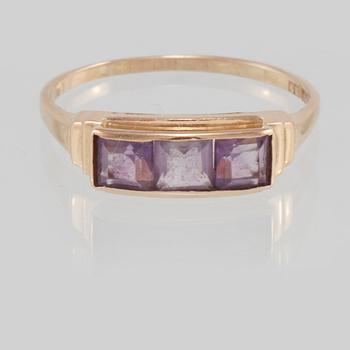 RING, 18K guld med 3 fasettslipade ametister, Gustav Dahlgren & Co, Malmö, 1954. Vikt 3,9 gram.