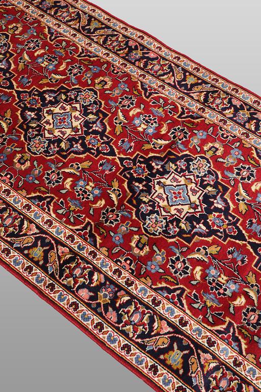 A Keshan runner carpet, 300 x 104 cm.