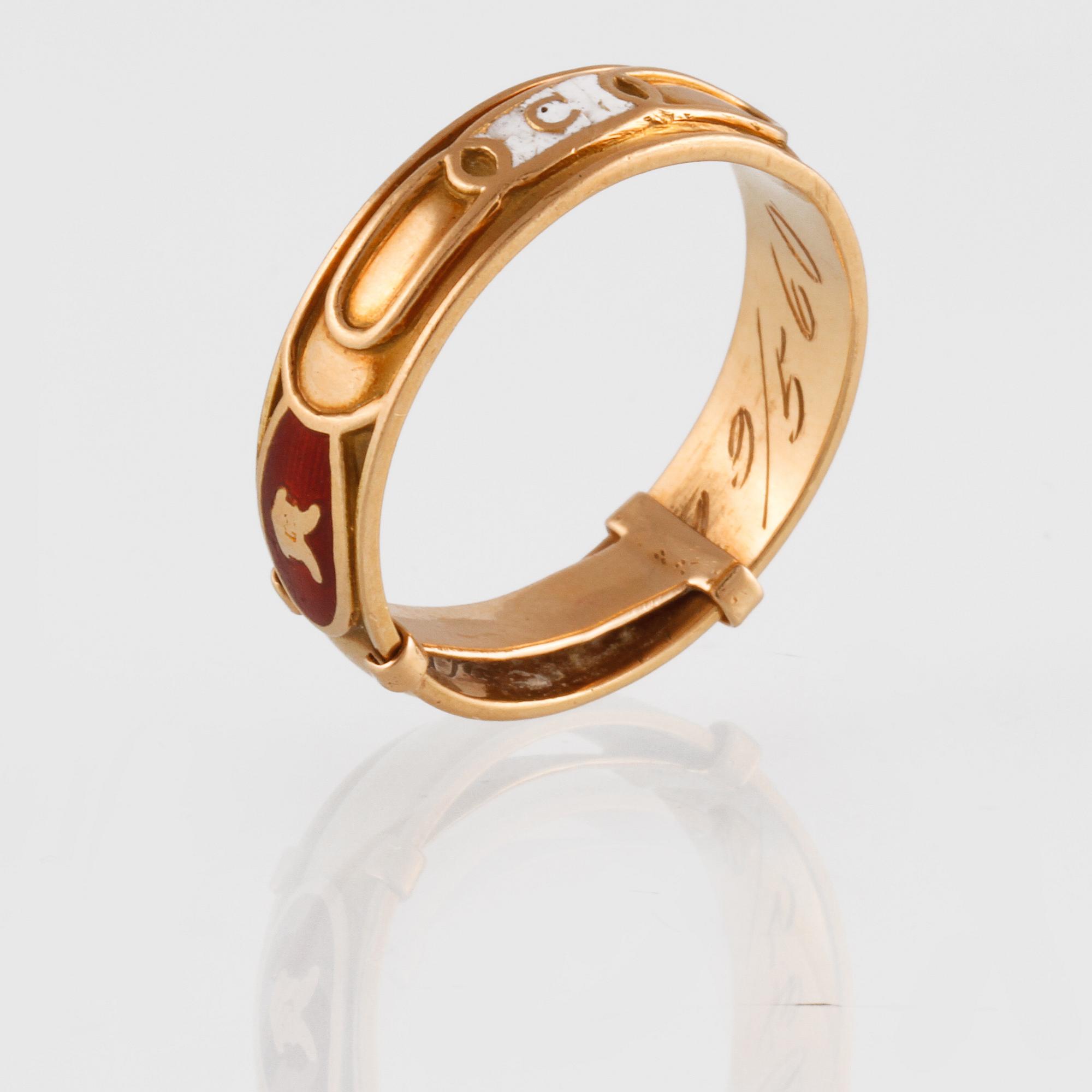 RING, 18k guld samt emalj, Arkadens Guld & Gravyratelje, Göteborg, 1959. Vikt 7,9 gram.