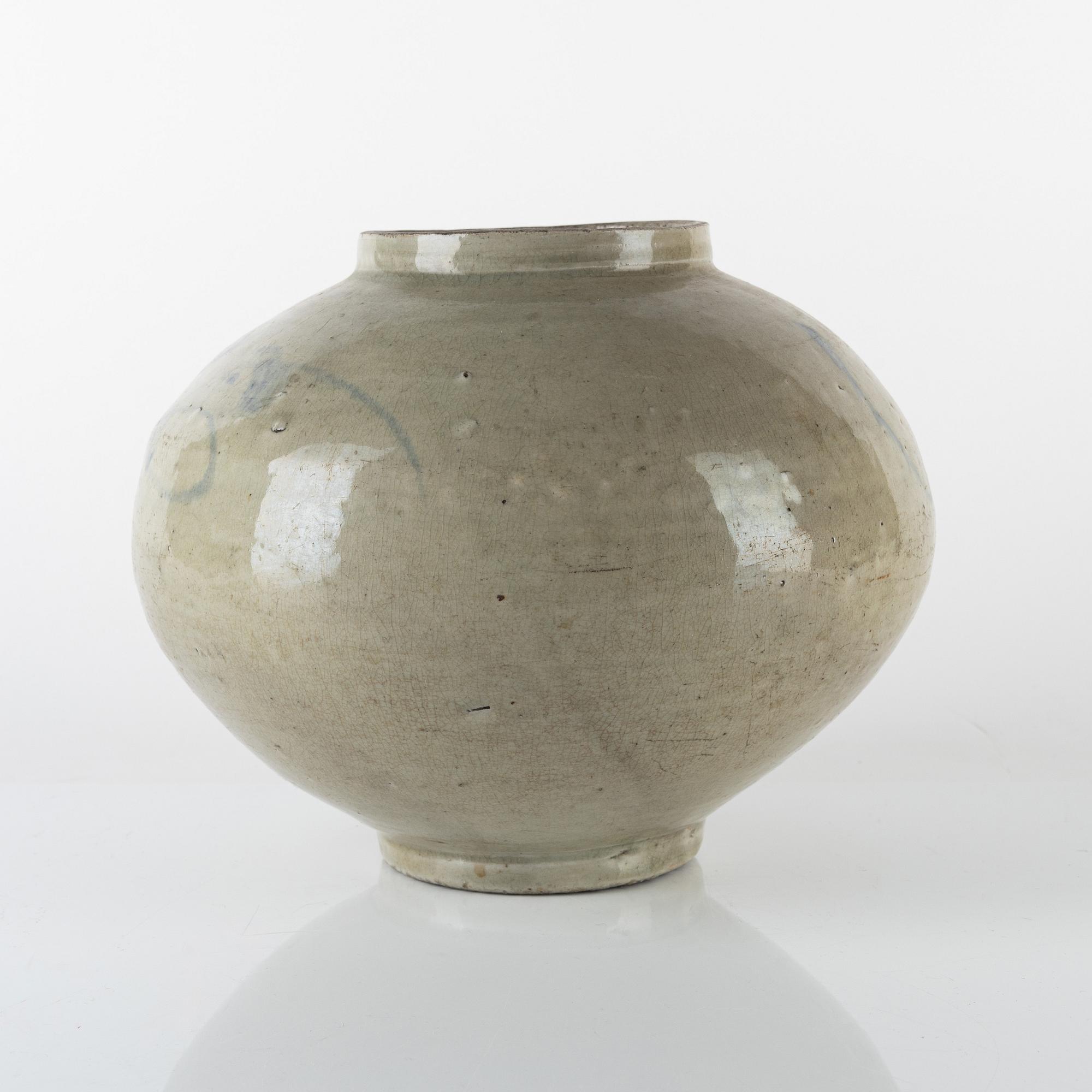 A Korean vase, Joseon (1392-1897).