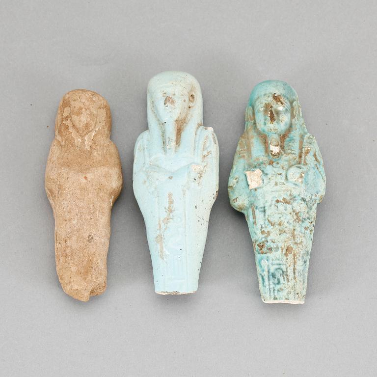 USHEBTI, 3 st, fajans resp lergods, Egypten, troligen forntida.