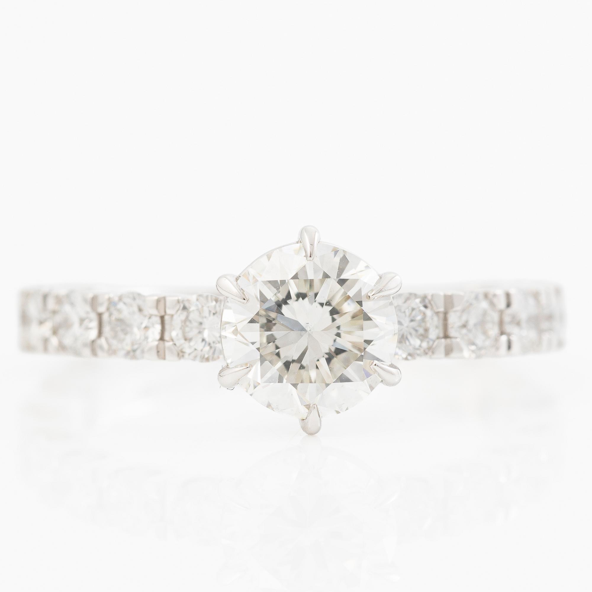 Ring 18K vitguld med briljantslipade diamanter medföljande IGI report.