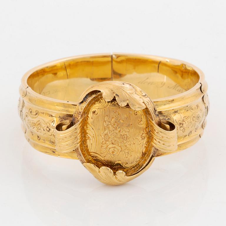 A G Möllenborg 18K gold demi parure comprising a bracelet, a brooch and a pair of earrings.