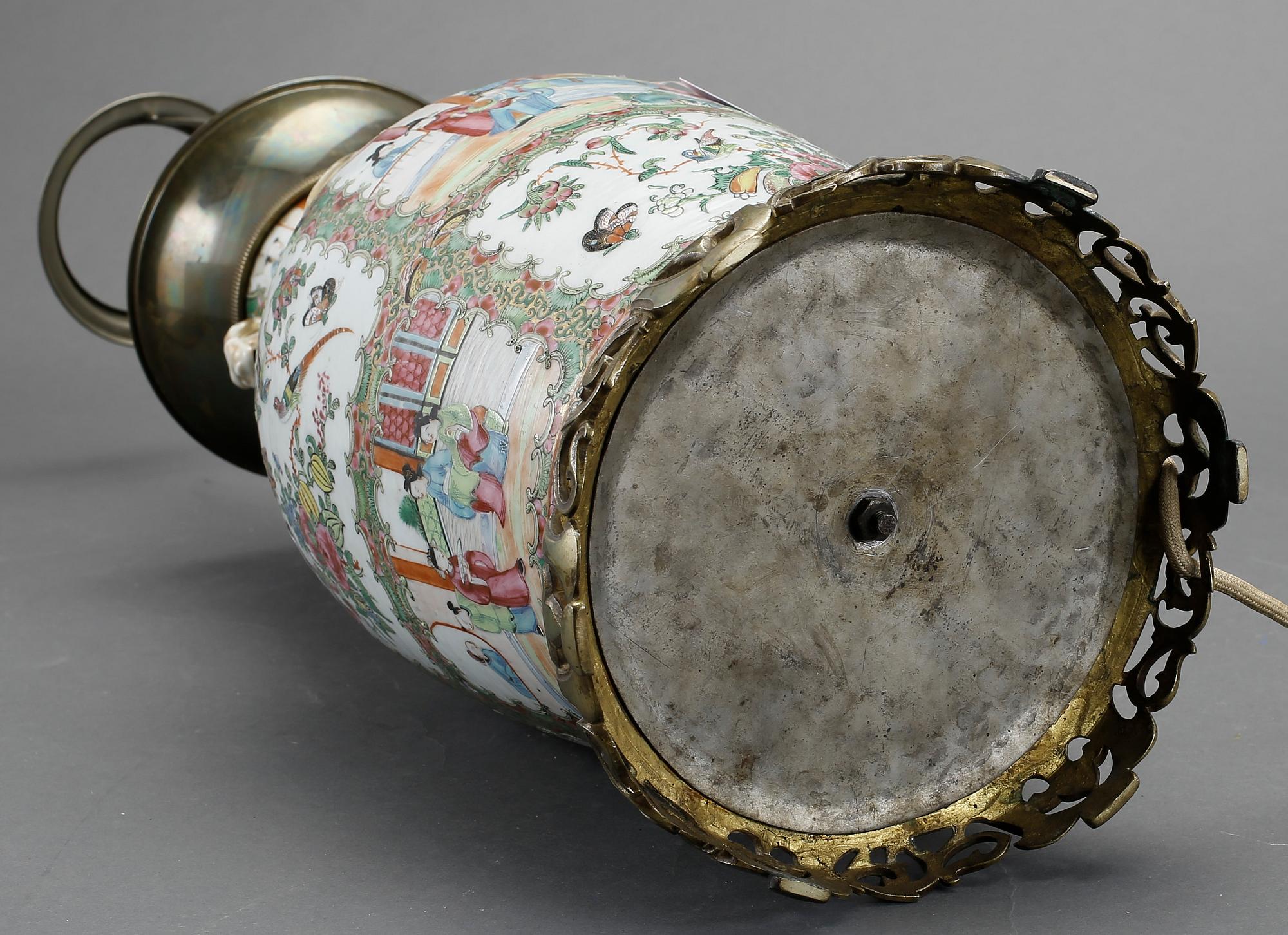 BORDSLAMPA/URNA, porslin, Kina, 1800-talets andra hälft.