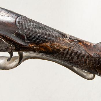 Slaglåsgevär, dubbelpipigt, ändrat från flintlås, 1800-tal.