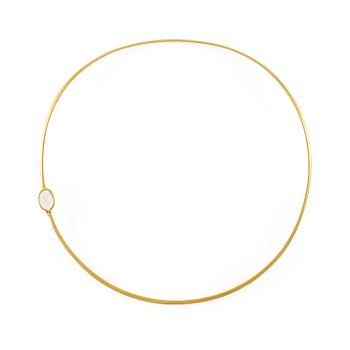 541. Vivianna Torun Bülow-Hübe, a necklace, 18K gold set with a moonstone, Jakarta.