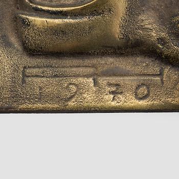 Armas Hutri, ovenkolkutin, pronssia, signeerattu massaan AH ja päivätty 1970.