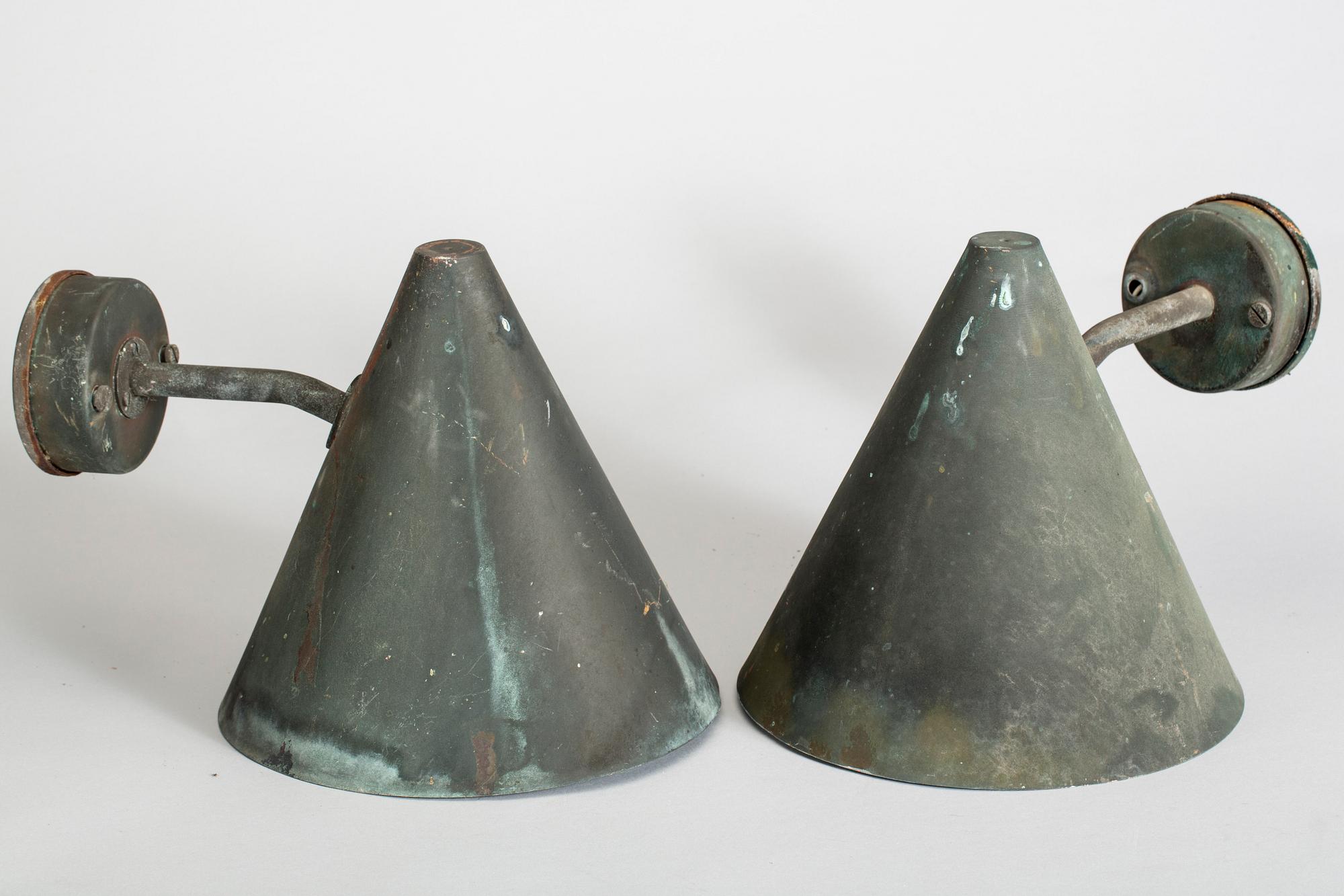 VÄGGLAMPOR, 2 st, för utomhusbruk, "Tratten", Hans Agne Jakobsson, Markaryd, 1900-talets andra hälft.