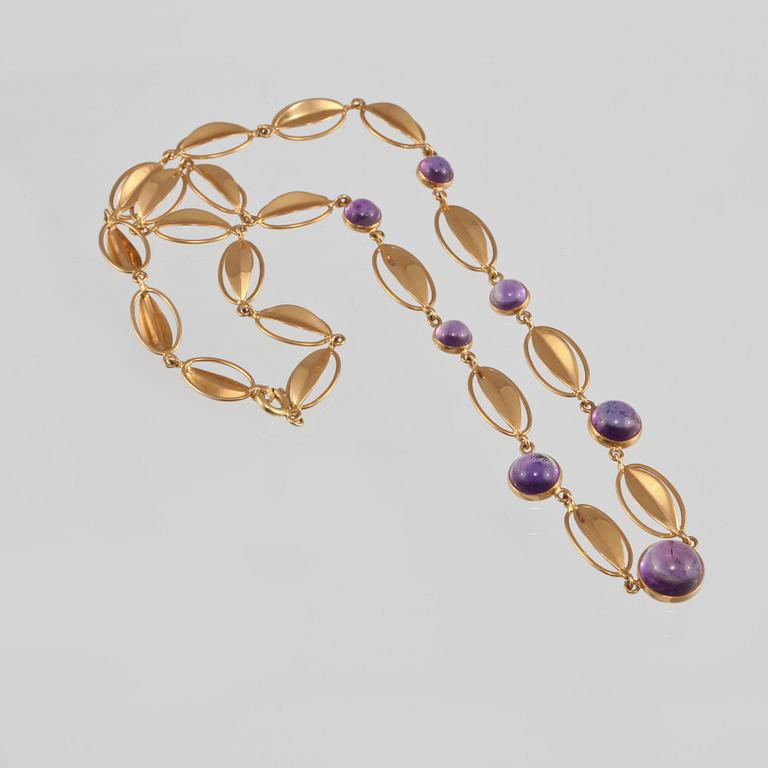 COLLIER, 18K guld med 7 cabochonslipade ametister, kattfotstämplad. Vikt 14,1 gram.