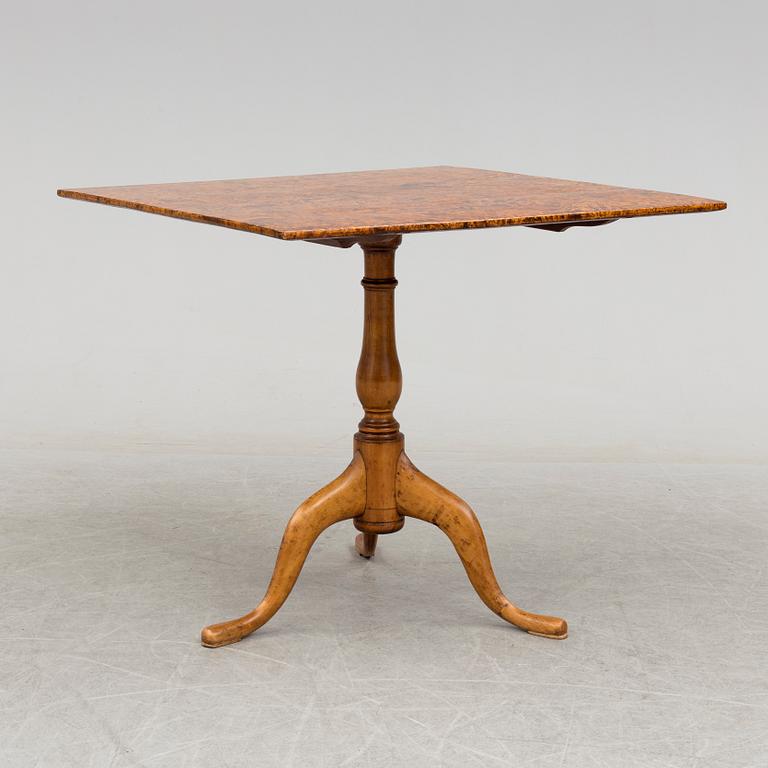 A TILT TOP TABLE, signed by Jacob Siölin and numbered 878. Late 18th century.