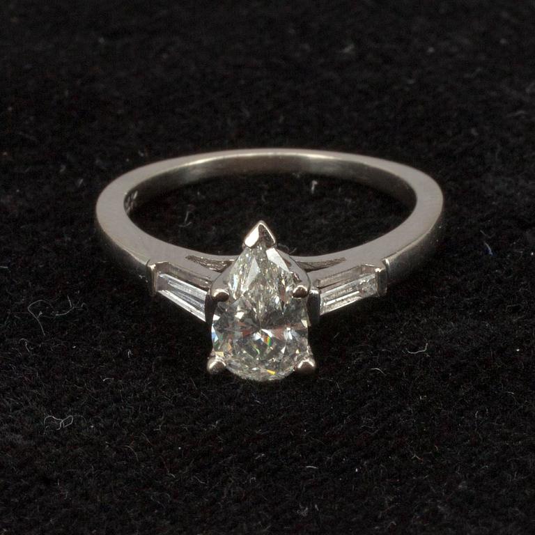 RING, 14 K vitguld. Droppslipad diamant ca 0.80 ct. Vikt 2,5 g.
