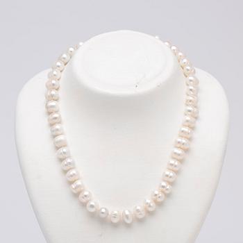 Necklace, cultured freshwater pearls and clasp 14K gold.