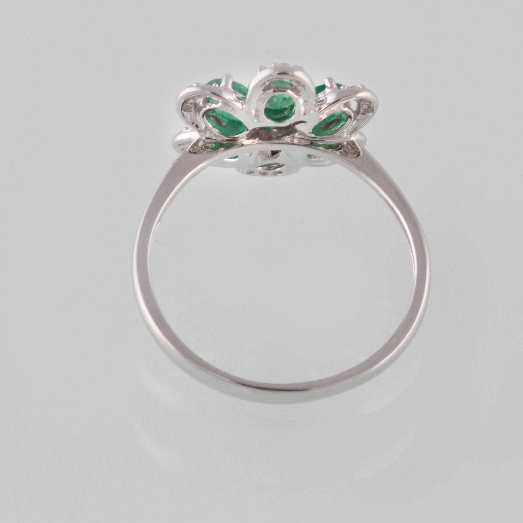 RING, 18K vitguld med briljantslipade diamanter ca 0.14 ct samt ovalslipade smaragder ca 1.03 ct. Vikt 3,1 gram.