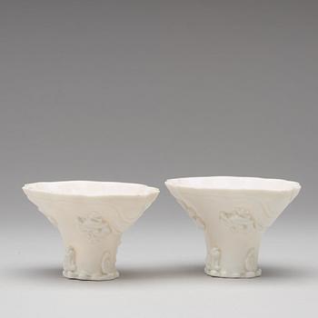 VINOFFERBÄGARE, två stycken, blanc de chine. Qing dynastin, Kangxi (1662-1722).