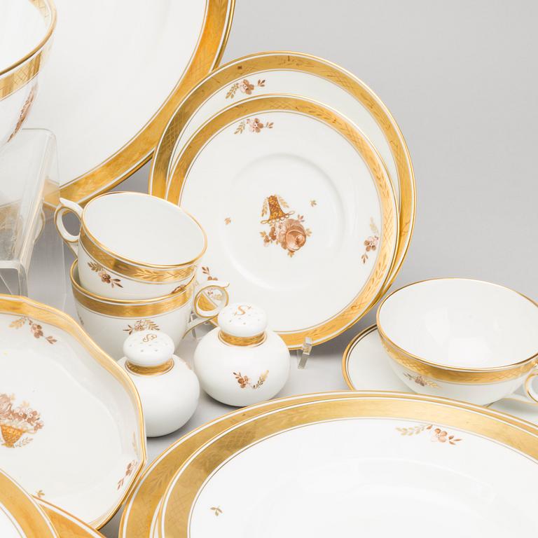 A 161 pcs Royal Copehagen Guldkurv porcelain dinner service.