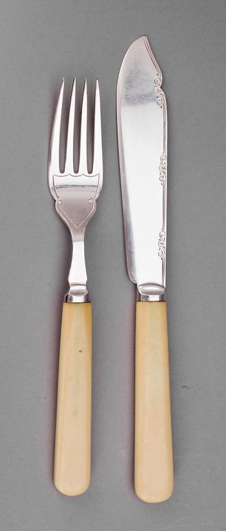 FISKBESTICK i SCHATULL, 24 delar, nysilver, Fattorini & Sons, England, tidigt 1900-tal.