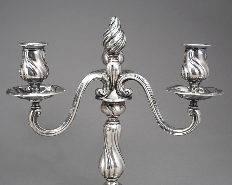 KANDELABRAR, ett par, silver, rokokostil, med svenska kontrollstämplar, 1900-talets första hälft.