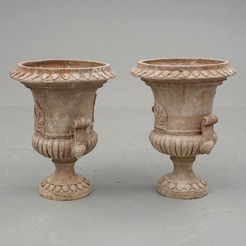 TRÄDGÅRDSURNOR, ett par, stengods, 1900-tal.