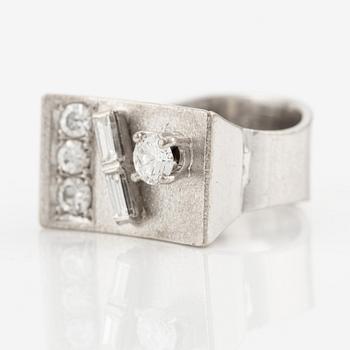 Ring, Elon Arenhill, 18K white gold with baguette and brilliant cut diamonds totalling approximately 0.85 ct.