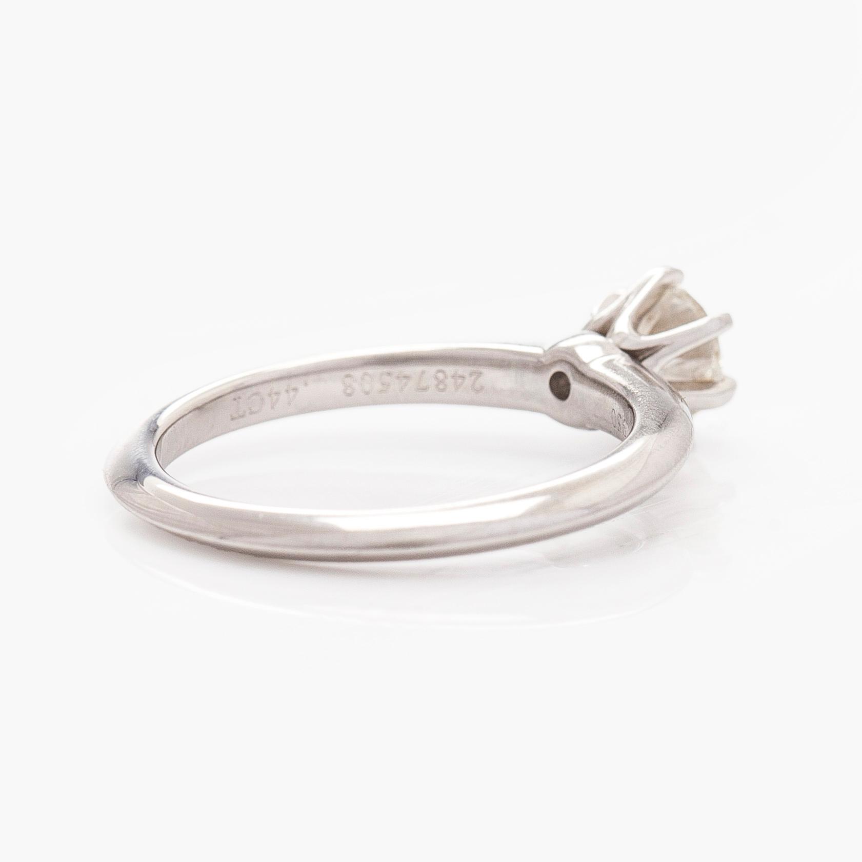 Tiffany & Co, ring, solitär, platina med en briljantslipad diamant.