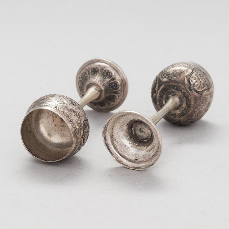 Karahvi ja jalallisia pikareita, 6 kpl, itämaista hopeaa, 1900-luvun alkupuoli.