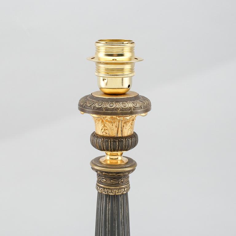 BORDSLAMPA, förgylld och patinerad brons, senempire, 1800-talets mitt.