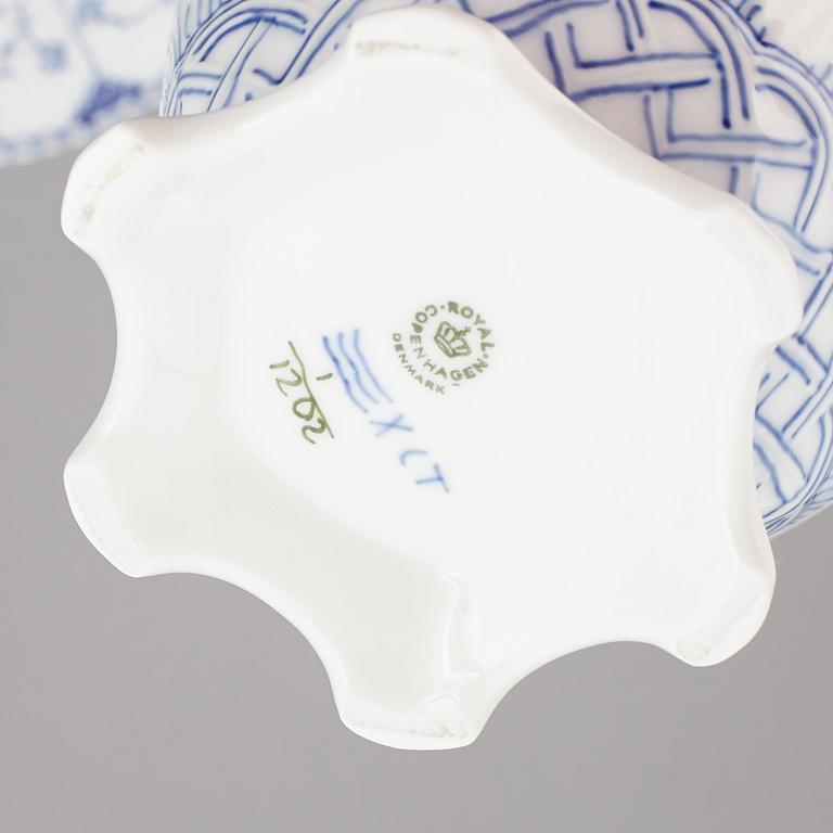 ROYAL COPENHAGEN, kaffeservis, 45 delar, porslin, "Musselmalet Helblonde", Danmark.