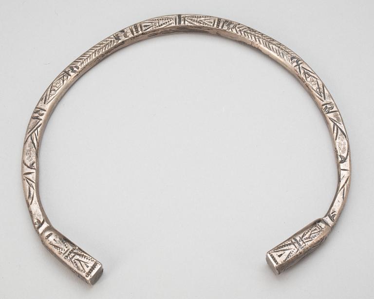 HALSRING, låghaltigt silver. Vikt ca 166 gram.