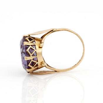 RING, med syntetisk färgförändrad safir, ca 12,80 ct, Stigbert, Stockholm, 1961.