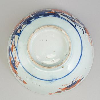 A chinese imari porcelain bowl, Qing dynasty, early 18th century.