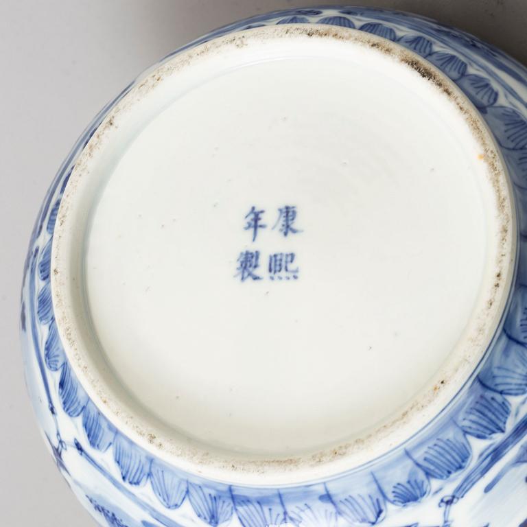 A pair of blue and white jars with covers, Qing dynasty, Guangxu (1875-1908).