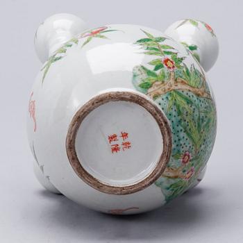 TULPPAANIMALJAKKO, posliinia, Kiina, 1900-luvun loppupuoli.