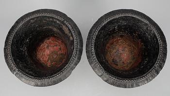 TRÄDGÅRDSURNOR, ett par, gjutjärn, märkta S:B. Empire, 1800-talets första hälft.