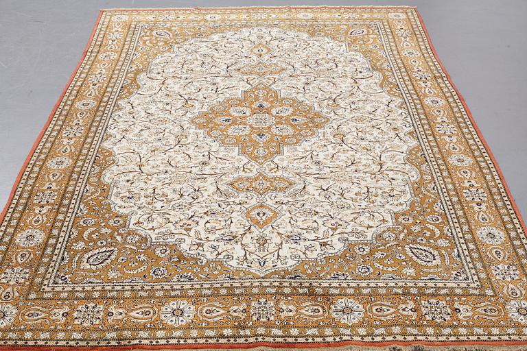 MATTA, semiantik silke Ghom, ca 269,5 x 179,5-182 cm (samt kortsidorna med 1 och 2 cm slätväv).