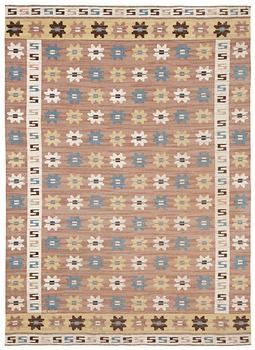 CARPET. "Kryptans matta" ("Sipporna"). Flat weave (Rölakan). 350 x 255 cm. Signed AB MMF.