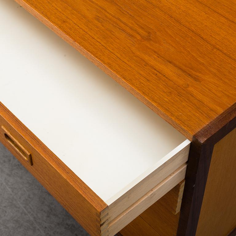 A 1950s/1960s chest of drawers.