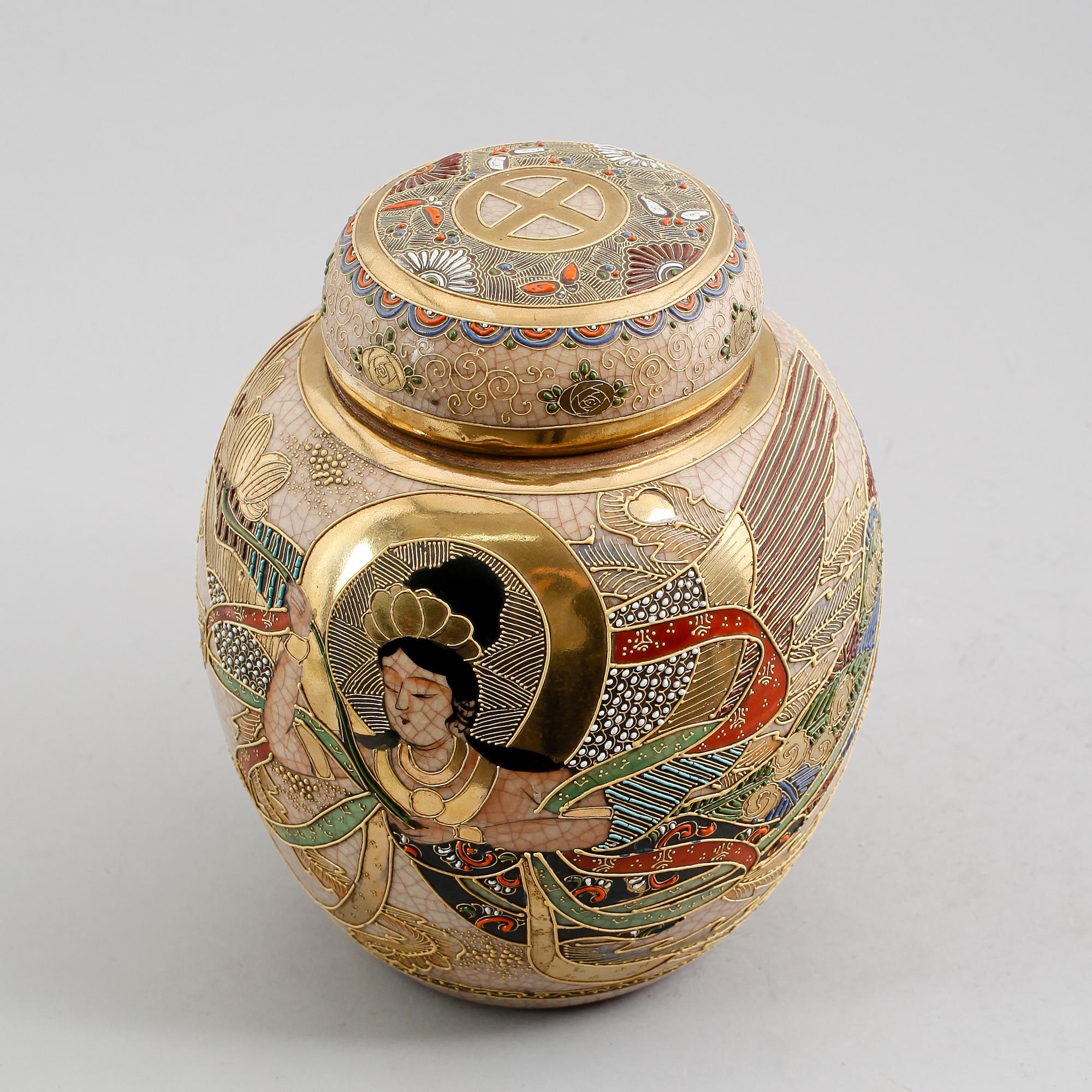 BOJAN, porslin, Satsuma, Japan, 1900-talets första hälft.