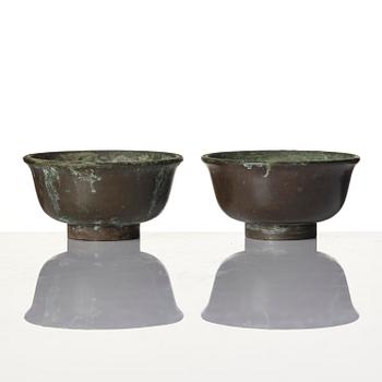 Koppar, två stycken samt klockor, två stycken, brons. Sen Ming-/tidig Qingdynasti.